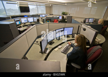 Répartiteurs de police travaillent à consoles informatiques Gestion des appels téléphoniques et de diriger les activités de la police à Santa Ana, CA. Banque D'Images