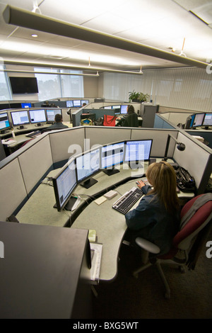 Répartiteurs de police travaillent à consoles informatiques Gestion des appels téléphoniques et de diriger les activités de la police à Santa Ana, CA. Banque D'Images