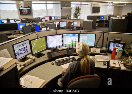 Répartiteurs de police travaillent à consoles informatiques Gestion des appels téléphoniques et de diriger les activités de la police à Santa Ana, CA. Banque D'Images