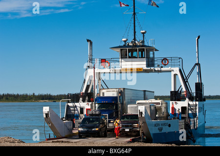 Territoires du Nord-Ouest, Canada. Traversier pour véhicules traversant le fleuve Mackenzie Yellowknife. Banque D'Images