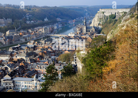 Collégiale Notre-Dame, La Citadelle et la rivière de la Meuse, la ville de Dinant, province de Namur, Ardennes, Belgique Banque D'Images