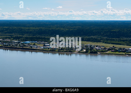 Vue aérienne de fort Simpson sur les rivières Mackenzie et Laird, Territoires du Nord-Ouest, Canada. Banque D'Images