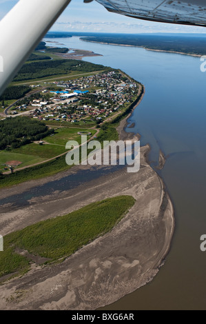 Vue aérienne de fort Simpson sur les rivières Mackenzie et Laird, Territoires du Nord-Ouest, Canada. Banque D'Images