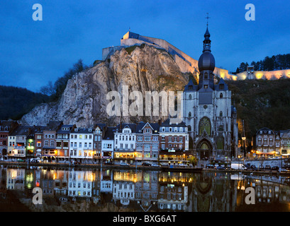 Collégiale Notre-Dame, La Citadelle et la rivière de la Meuse, la ville de Dinant, province de Namur, Ardennes, Belgique Banque D'Images