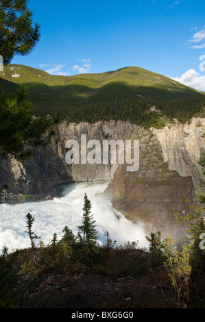 Virginia Falls Parc national Nahanni, Territoires du Nord-Ouest, Canada deux fois plus haut que les Chutes du Niagara. Banque D'Images