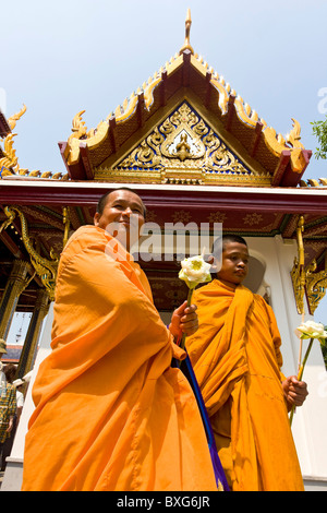 Des moines bouddhistes à Wat Phra Keo ou temple royal au motif du Grand Palais à Bangkok, Thaïlande. Banque D'Images