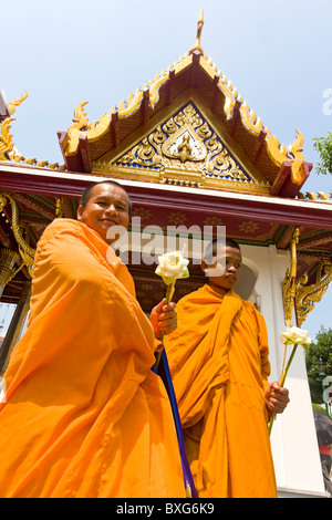 Des moines bouddhistes à Wat Phra Keo ou temple royal au motif du Grand Palais à Bangkok, Thaïlande. Banque D'Images