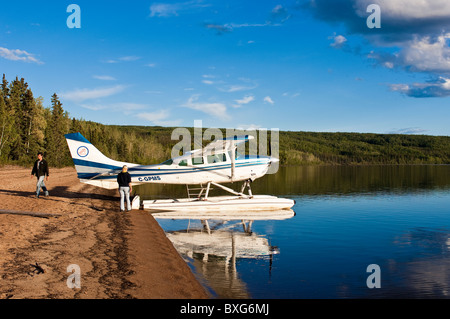 Pêche en hydravion sur le lac Little Doctor, réserve de parc national Nahanni, fort Simpson (Territoires du Nord-Ouest) Canada Banque D'Images