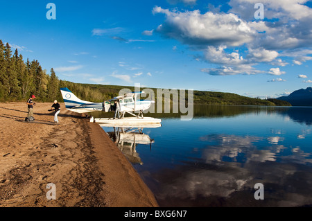 Pêche en hydravion sur le lac Little Doctor, réserve de parc national Nahanni, fort Simpson (Territoires du Nord-Ouest) Canada Banque D'Images