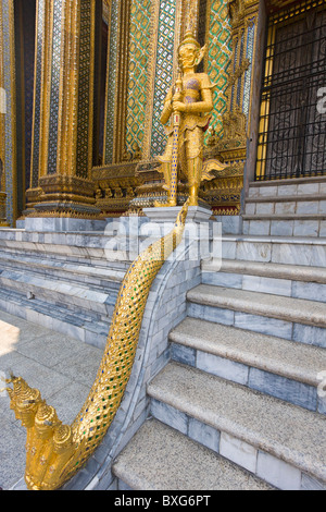 Une entrée au Wat Phra Kaew, Grand Palais à Bangkok, Thaïlande Banque D'Images