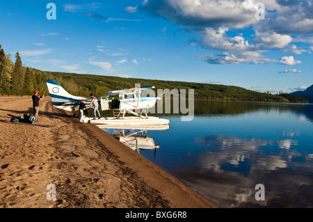 Pêche en hydravion sur le lac Little Doctor, réserve de parc national Nahanni, fort Simpson (Territoires du Nord-Ouest) Canada Banque D'Images