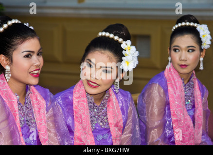 Les jeunes femmes en costume traditionnel thaï à l'Autorité du Tourisme de Thaïlande Grande réception du Jubilé ; Bangkok, Thaïlande. Banque D'Images