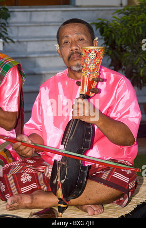 Homme plus âgé en consommer traditionnel joue violon comme instrument à l'Autorité du Tourisme de Thaïlande Grande réception du Jubilé Banque D'Images