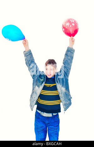 Le garçon à l'automne vêtements avec les mains levées holding balloons sur fond blanc Banque D'Images