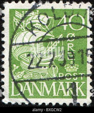 Danemark- circa 1943 : timbre imprimé au Danemark montre de bateau, circa 1943 Banque D'Images