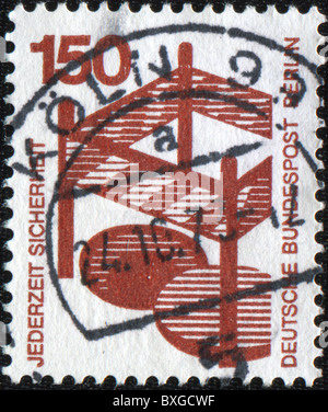 Allemagne- circa 1971 : timbre imprimé en Allemagne en l'honneur Santé et sécurité - l'escrime la trappe ouverte et, vers 1971 Banque D'Images