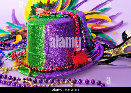 Mardi gras ou Saint-Sylvestre fond, bannière, couverture avec des faveurs de fête : masques à plumes perles chapeau nature morte Banque D'Images