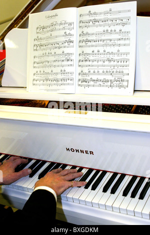 Le Pianiste jouant 'inoubliable sur le piano à un mariage voir l'Ecosse Banque D'Images