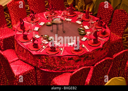 Décoration de table ronde élaborée en salle à manger de l'hôtel Banque D'Images