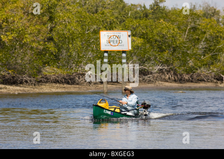 Avec la canne à pêche pêcheur dans Everglades de Floride, États-Unis d'Amérique Banque D'Images