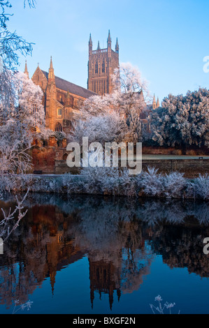 La Cathédrale de Worcester sur un jour d'hiver glacial réfléchissant sur la rivière Severn. Worcestershire. L'Angleterre. Banque D'Images