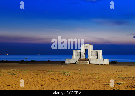 Un beau lever de soleil sur une plage à Chennai Inde Banque D'Images