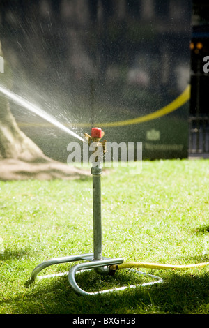 Rotation rotation / sprinkler watering / demande de l'eau pour la pelouse et pelouse, Londres. UK. Banque D'Images