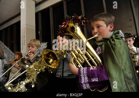 Enfants jouant des instruments de musique dans une école primaire sur la nativité de noël, UK Banque D'Images