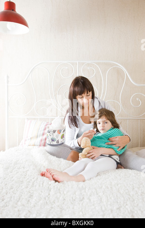 Prendre soin de mère fille malade Banque D'Images