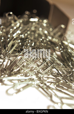 Les articles de bureau et l'équipement des trombones Banque D'Images