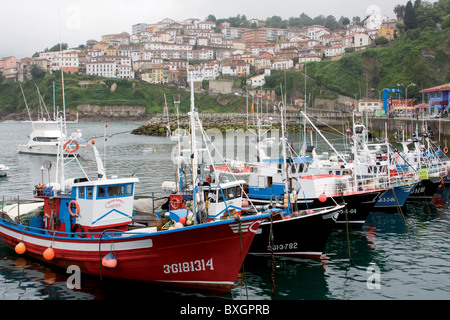 Lastres, Principauté des Asturies, Espagne. C'est une paroisse et un village de pêcheurs appartenant au conseil de Colunga, situé dans la zone orientale. Port Banque D'Images