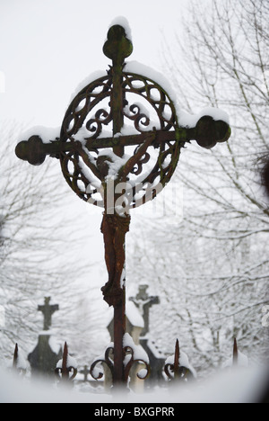 La croix couverte de neige à Het Oude Kerkhof à Roermond Pays-Bas Europe Banque D'Images