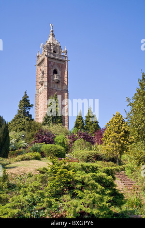 La tour Cabot sur Brandon Hill Bristol surgissant des jardins ornementaux de hill Banque D'Images