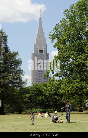 Famille japonaise à Shinjuku Park Tower DoCoMo avec en arrière-plan, Tokyo, Japon Banque D'Images