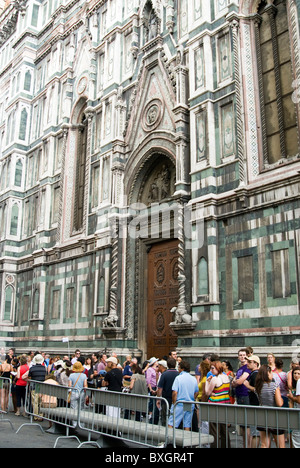 Ligne de touristes pour entrer dans la cathédrale, Firenze (Florence), UNESCO World Heritage Site, Toscane, Italie, Europe Banque D'Images