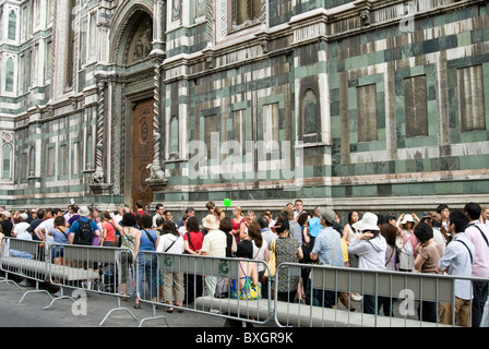 Ligne de touristes pour entrer dans la cathédrale, Firenze (Florence), UNESCO World Heritage Site, Toscane, Italie, Europe Banque D'Images