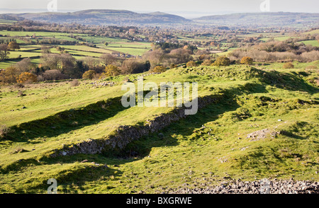 Les terrassements de l'âge de fer fort Dolebury Camp dans le Somerset avec vue sur les collines de Mendip et l'estuaire de la Severn Banque D'Images