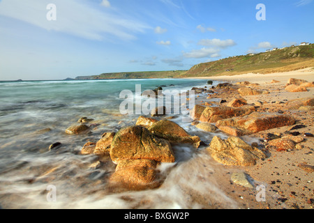 Whitesand Bay à Cornwall's Sennen Cove obtenues à l'aide d'une vitesse d'obturation longue Banque D'Images