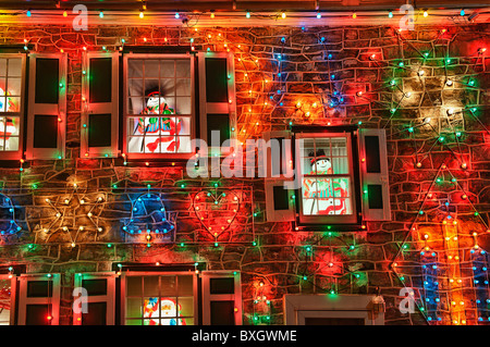 Maison décorée avec des lumières de Noël, village de Noël, du koziar bernville, PA, Pennsylvanie, USA Banque D'Images