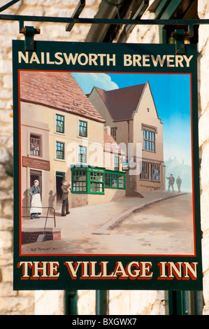 Le Village Inn pub signe, Nailsworth, Gloucestershire, Cotswolds, Royaume-Uni Banque D'Images