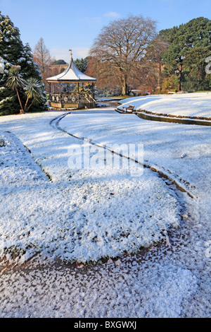 Le chemin vers le kiosque à Truro's Victoria Gardens capturé dans la neige Banque D'Images