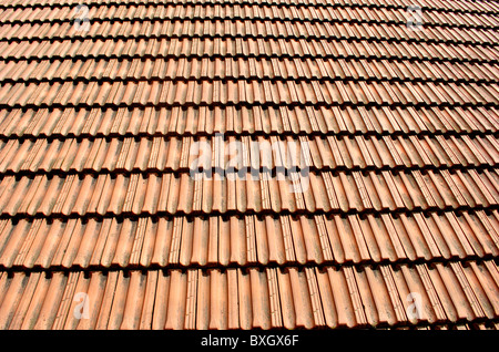 Toits de tuiles rouges pour la protection des bâtiments construits avec des carreaux de terre cuite et collées Banque D'Images