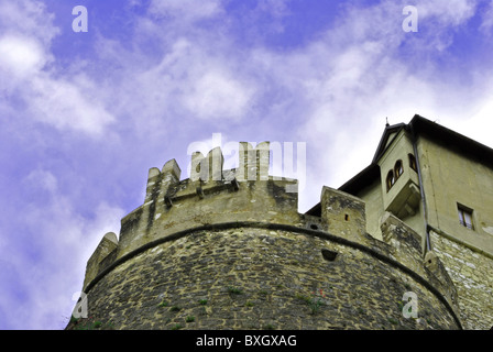Château médiéval de tours et de grands murs de pierres apparentes dans la ville de Rovereto Trento Banque D'Images