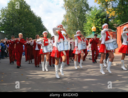 YAROSLAVL, RUSSIE - 11 SEPTEMBRE : célébration du millénaire YAroslavl, la Russie, le 11 septembre 2010. Le bébé orchestra en treuillé Banque D'Images