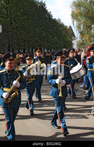 YAROSLAVL, RUSSIE - 11 SEPTEMBRE : célébration du millénaire YAroslavl, la Russie, le 11 septembre 2010. L'orchestre militaire sur Banque D'Images