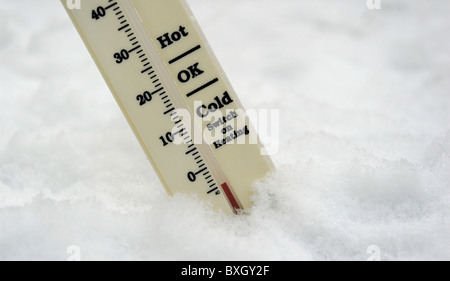 Thermomètre en montrant moins de neige en hiver avec l'INTERRUPTEUR SUR LA TEMPÉRATURE DE CHAUFFAGE SIGN UK Banque D'Images
