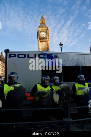 Cordon de police anti-émeutes autour de la chambre du Parlement au cours de la protestation des étudiants Banque D'Images