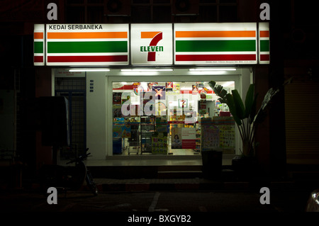 Magasin 7-Eleven en Malaisie dans la nuit, 24 heures de pratique. Banque D'Images