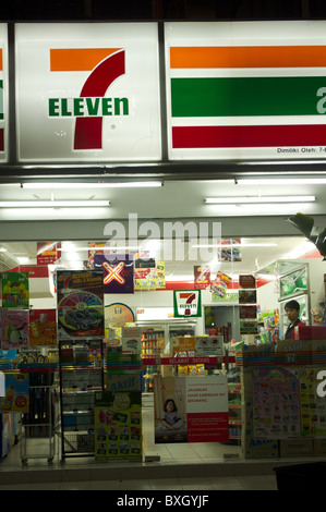 Magasin 7-Eleven en Malaisie dans la nuit, 24 heures de pratique. Banque D'Images