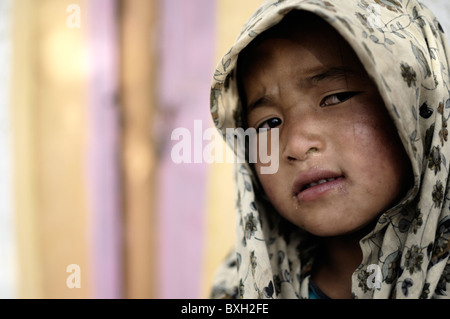 Un portrait d'une jeune fille du village de Zongla, un petit village isolé dans les immensités du Ladakh. Banque D'Images